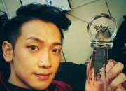 RAIN(ピ)、音楽番組での1位獲得を記念してセルフショットを公開