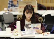 KARA スンヨン、初主演作「女子漫画 靴」の台本三味ツーショットが公開 ”真剣な眼差し”