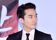 大人の魅力全開!黒のスーツで登場。ソン・スンホン、主演映画『人間中毒』プレス試写会【写真24枚】