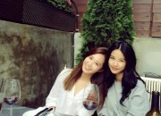 少女時代 ユリ、優れた美貌のいとこと一緒にツーショット!