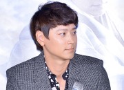 カン・ドンウォン黒と白の柄シャツでクールに登場!、映画『群盗:民乱の時代』の制作報告会