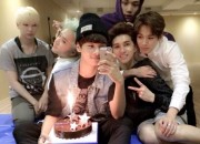 VIXX エン、25歳の誕生日にメンバーと仲睦まじいセルフショットを公開!