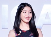 バラを持って登場。IU「2014 MelOn Music Award」【写真】