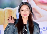 ブルーのスタジャンで登場。KARAハラ、映画『今日の恋愛』VIP試写会に出席【写真】