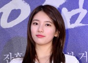 赤いバッグがアクセント。Miss Aスジ、映画『江南1970』グローバルプレミアに出席【写真】