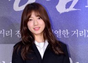 ブラックファッションで颯爽と登場。パク・シネ、映画『江南1970』グローバルプレミアに出席【写真】