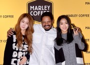 下衣失踪ファッションで登場!SISTARボラ&ソユ、「MARLEY COFFEE」オープニングイベントに出席【写真】