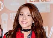 ミニシャツワンピで登場。2NE1サンダラ、映画『セ・シ・ボン』VIP試写会に出席【写真】