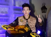 スノーモービルに乗ってポーズ。J.Park、スポーツブランド「EXR」イベントに出席【写真】