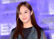 雪に映えるシルバーのスニーカー。少女時代ユリ、スポーツブランド「EXR」イベントに出席【写真】