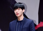 完ぺきな外科医、そして吸血鬼。アン・ジェヒョン、ドラマ『BLOOD』製作発表会に出席【写真】