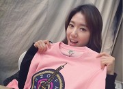 パク・シネ、同じ年のカン・ソラからもらった誕生日プレゼントを公開 ”生年月日&血液型が同じ”