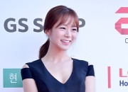 セクシーなブラックドレスで登場。KARAスンヨン、「ケーブルテレビ放送大賞」レッドカーペットに登場【写真】