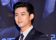 ブルーのスーツで颯爽と登場。2PMテギョン、KBS新ドラマ『アッセンブリー』製作発表会に出席【写真】